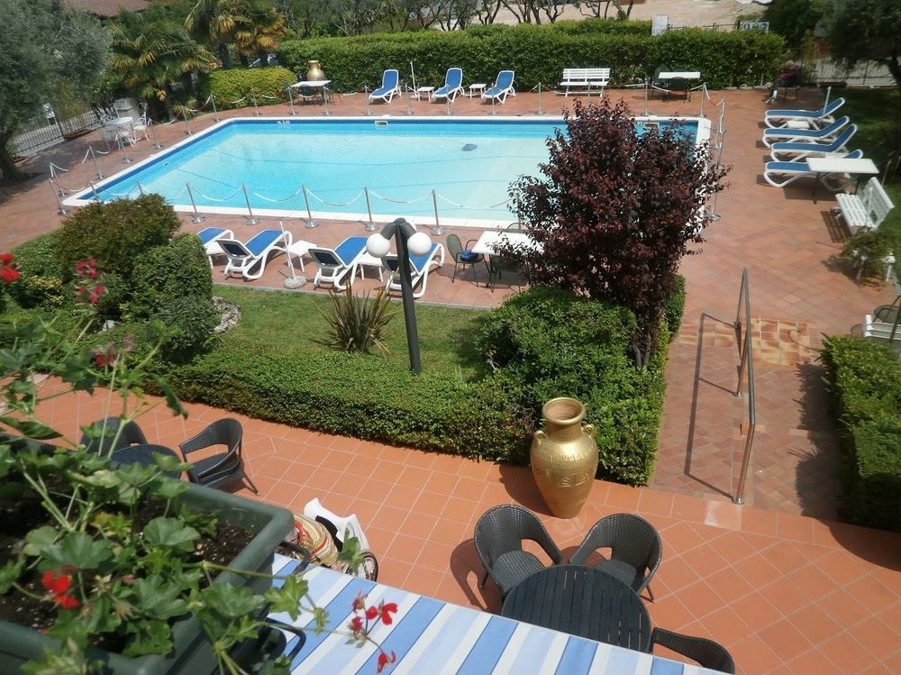 Hotel Oceano Peschiera del Garda Bagian luar foto